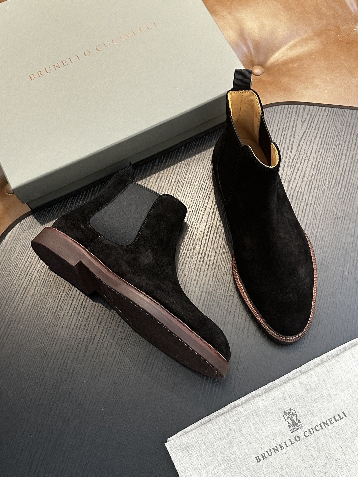 Calzatura Casual in Primo Fiore con Sistema Shock-Absorption e Design Leather Splicing