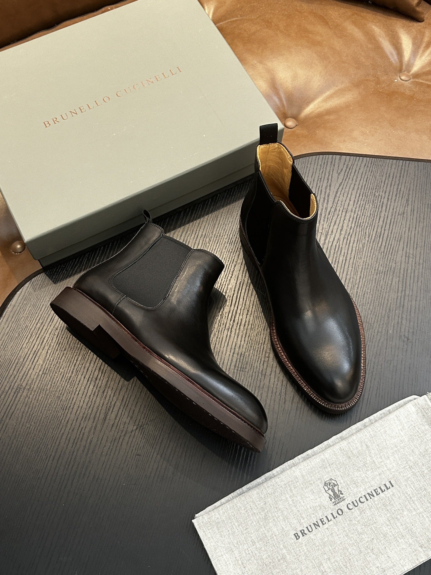 Calzatura Casual in Primo Fiore con Sistema Shock-Absorption e Design Leather Splicing