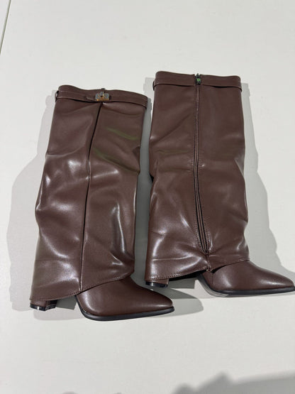 Stivali Alti "Super High" a Punta – Fashion Boots con Tacco Largo e Dettagli Metal