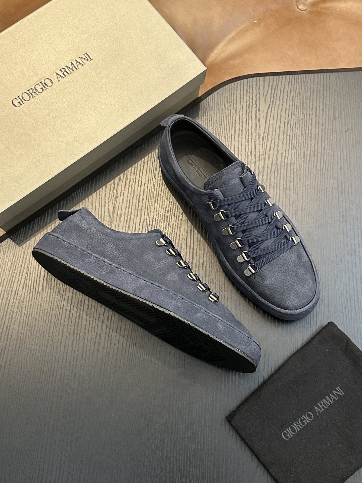 Calzatura Casual in Primo Fiore con Suola Shock-Absorption e Design Leather Stitching
