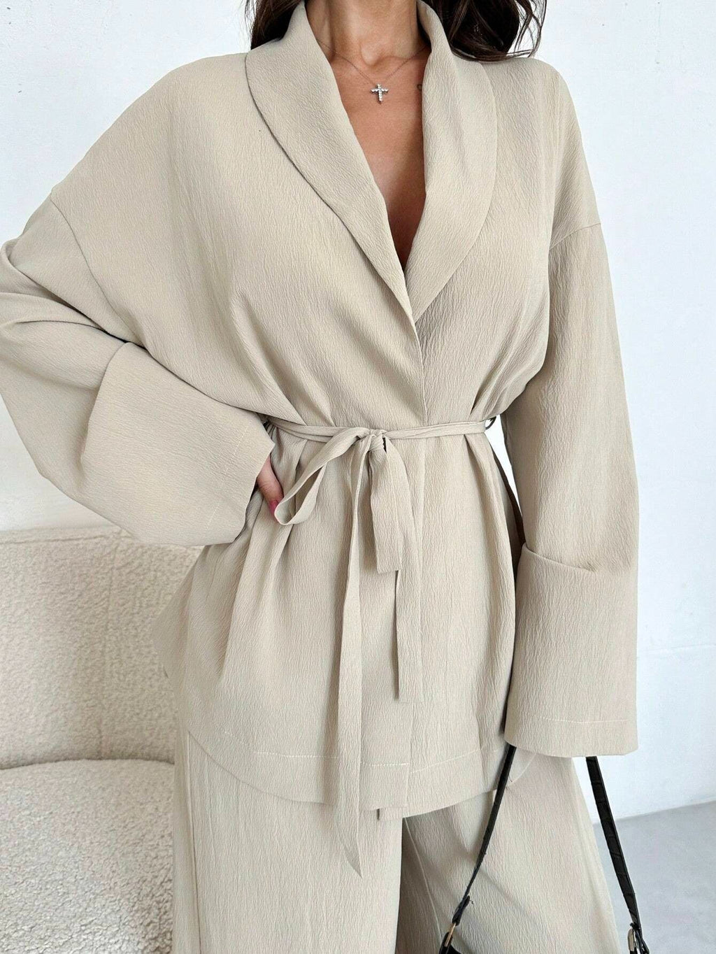 Completo Casual in Tinta Unita con Camicia Strutturata e Taglio Relaxed