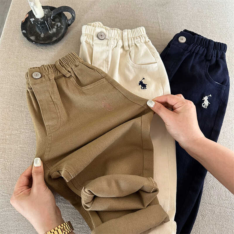 Pantaloni Stretch: Korean Minimal 2026