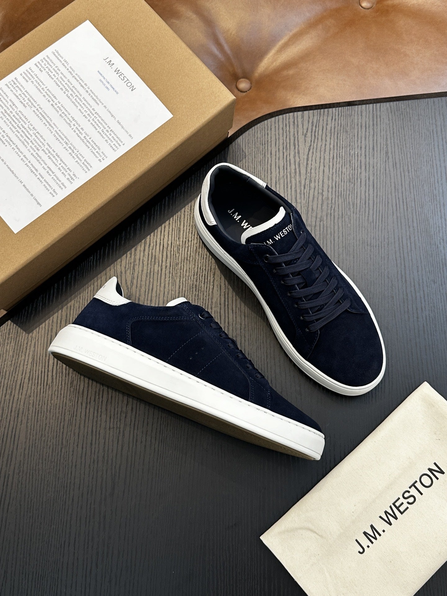Calzatura Casual in Primo Fiore con Sistema Shock-Absorption e Design Front-Tie