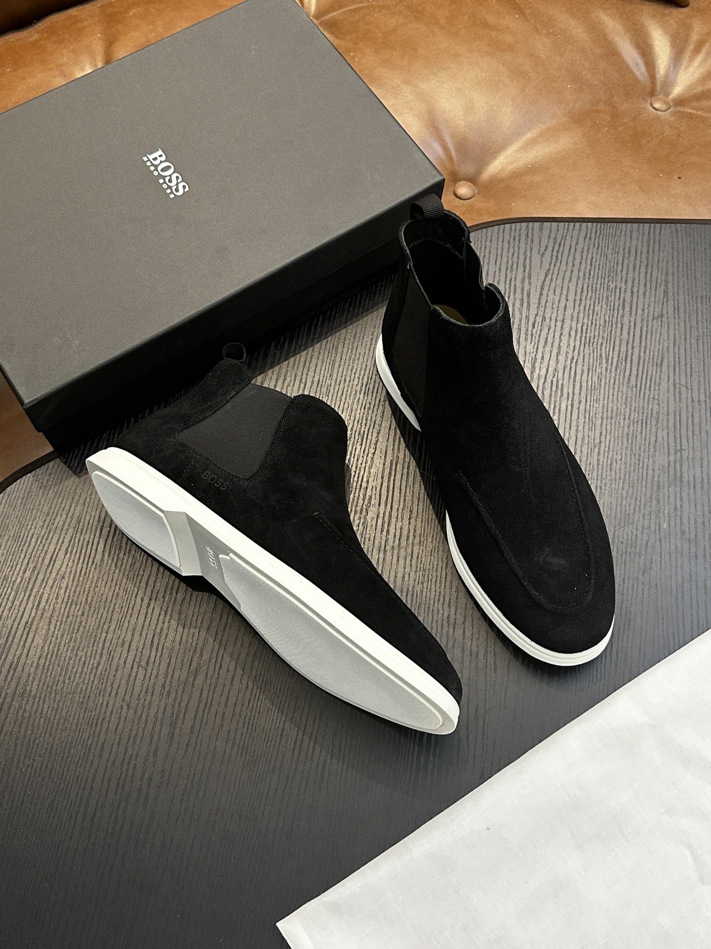 Calzatura Casual in Primo Fiore con Sistema Shock-Absorption e Design Leather Splicing