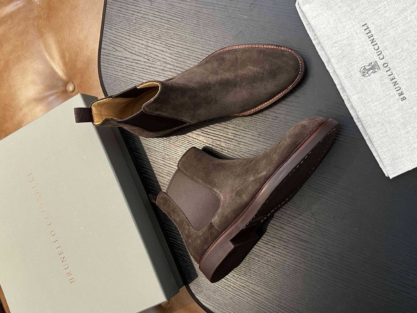 Calzatura Casual in Primo Fiore con Sistema Shock-Absorption e Design Leather Splicing