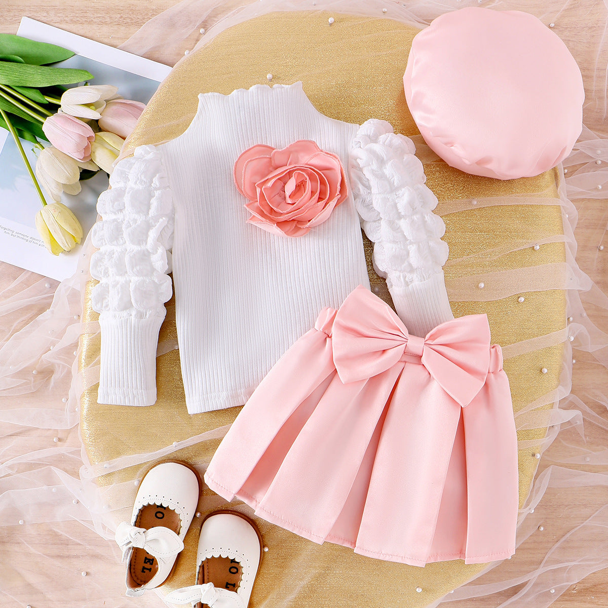 Set Tre Pezzi con Top a Maniche a Sbuffo, Gonna Plissettata e Cappellino Coordinato