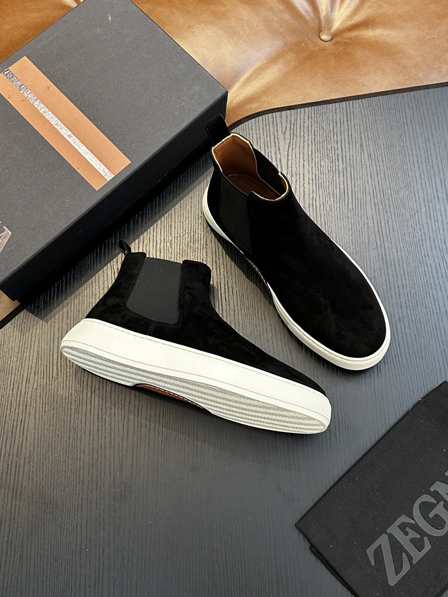 Calzatura Casual in Primo Fiore con Suola Shock-Absorption e Silhouette Medium-Heel