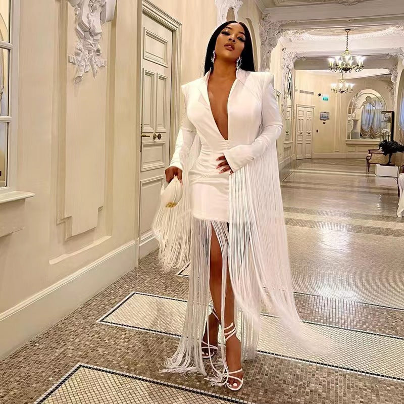 Abito Slim-Fit con Scollo Profondo e Frange