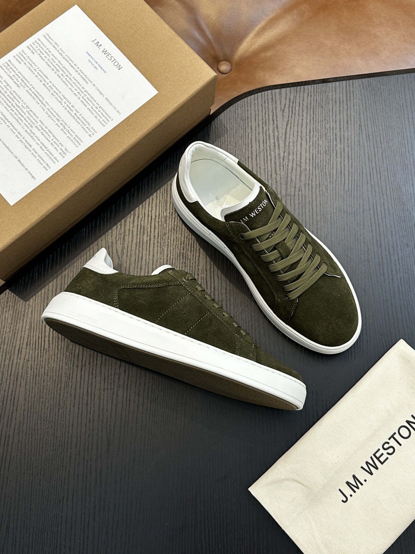 Calzatura Casual in Primo Fiore con Sistema Shock-Absorption e Design Front-Tie