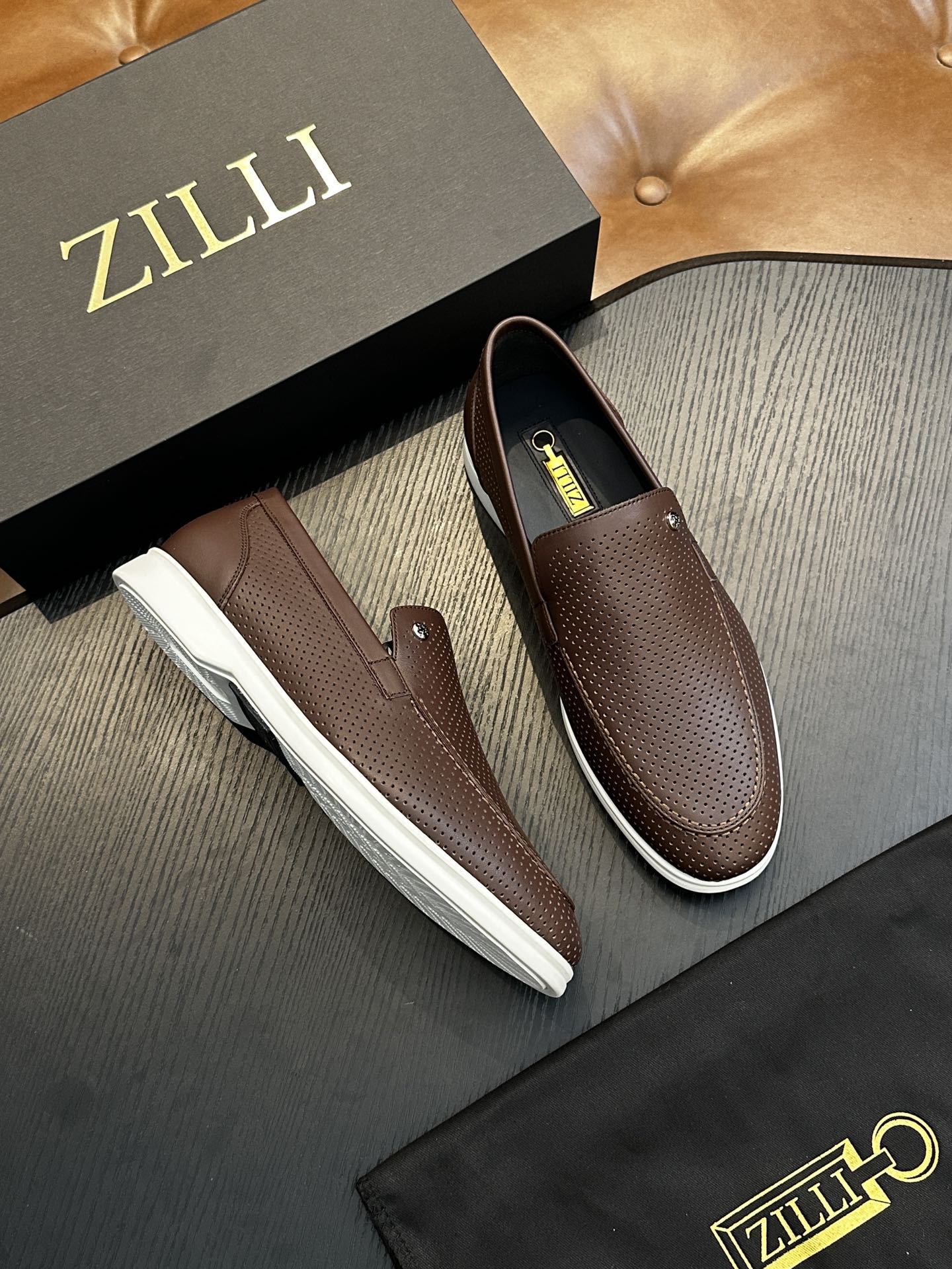 Calzatura Casual in Primo Fiore con Sistema Shock-Absorption e Silhouette Sleeves/Shoes