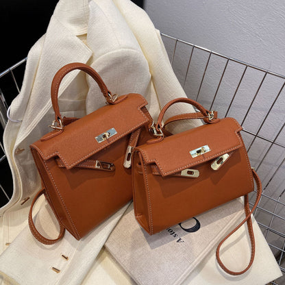 Kelly Bag "Horizontal Square" con Chiusura a Scatto e Dettaglio Cover-Pocket