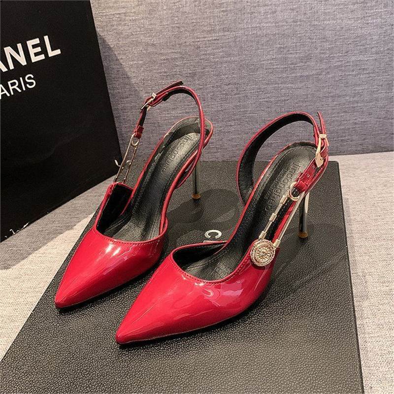 Tacco Chiuso in Punta con Cinturino One-Piece e Finiture Multi-Texture