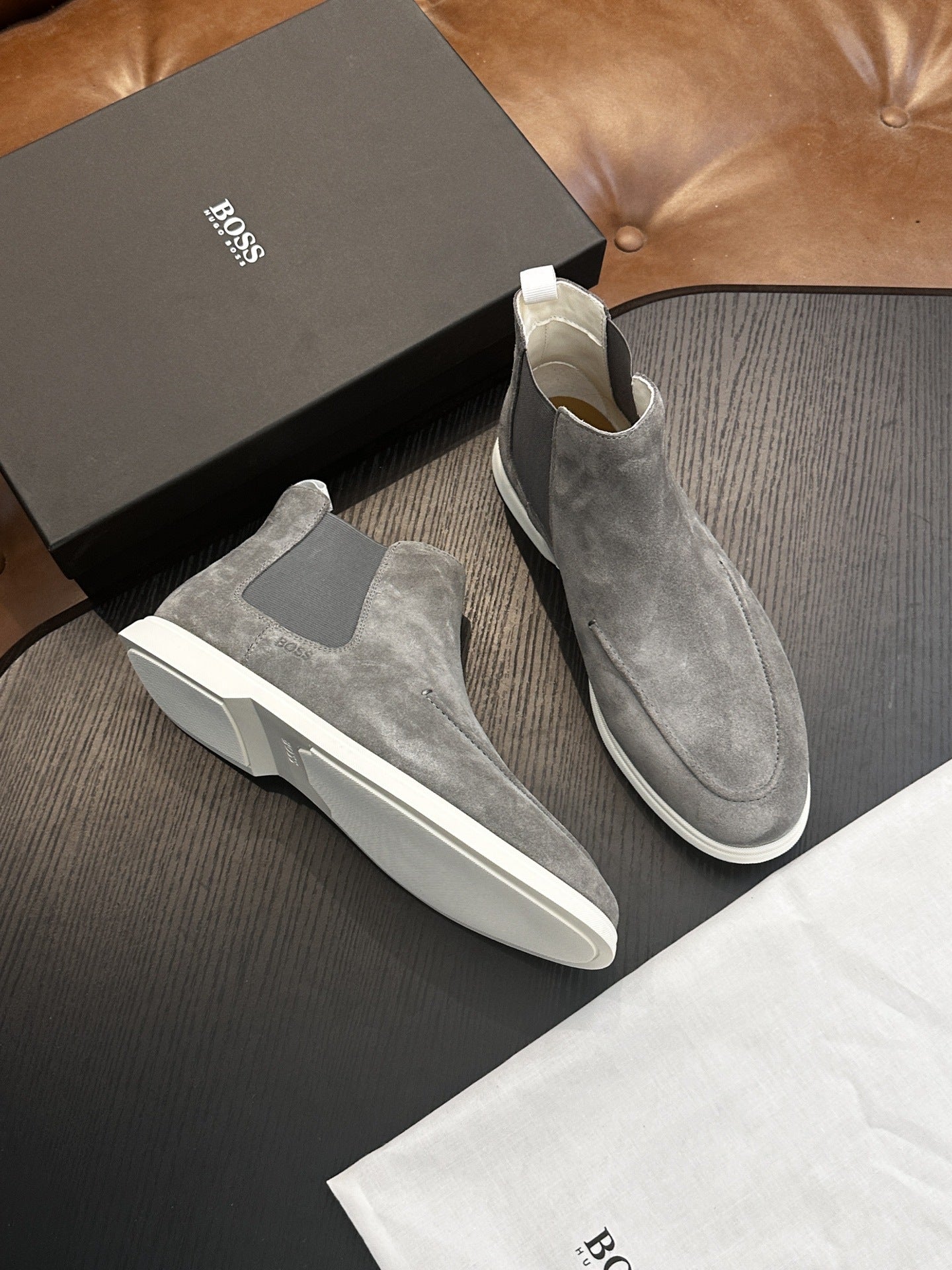 Calzatura Casual in Primo Fiore con Sistema Shock-Absorption e Design Leather Splicing