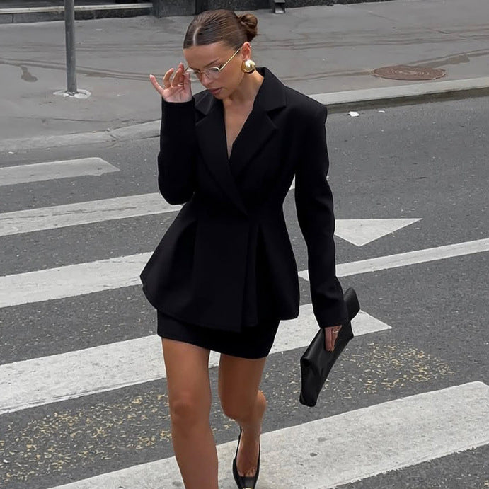 Completo Tailleur con Gonna e Giacca Strutturata: L'Uniforme del Successo