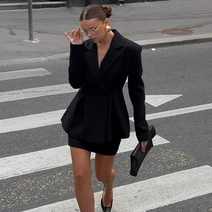 Completo Tailleur con Gonna e Giacca Strutturata: L'Uniforme del Successo