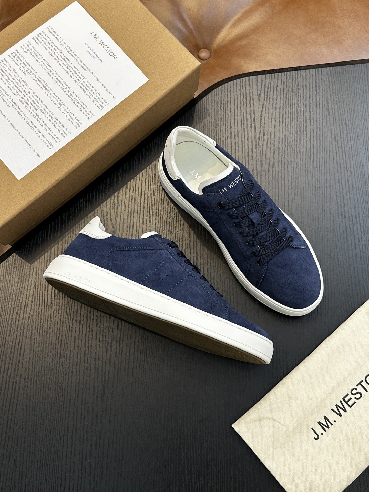 Calzatura Casual in Primo Fiore con Sistema Shock-Absorption e Design Front-Tie