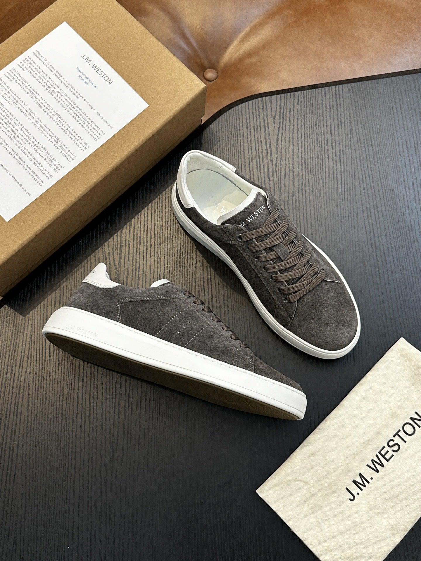 Calzatura Casual in Primo Fiore con Sistema Shock-Absorption e Design Front-Tie