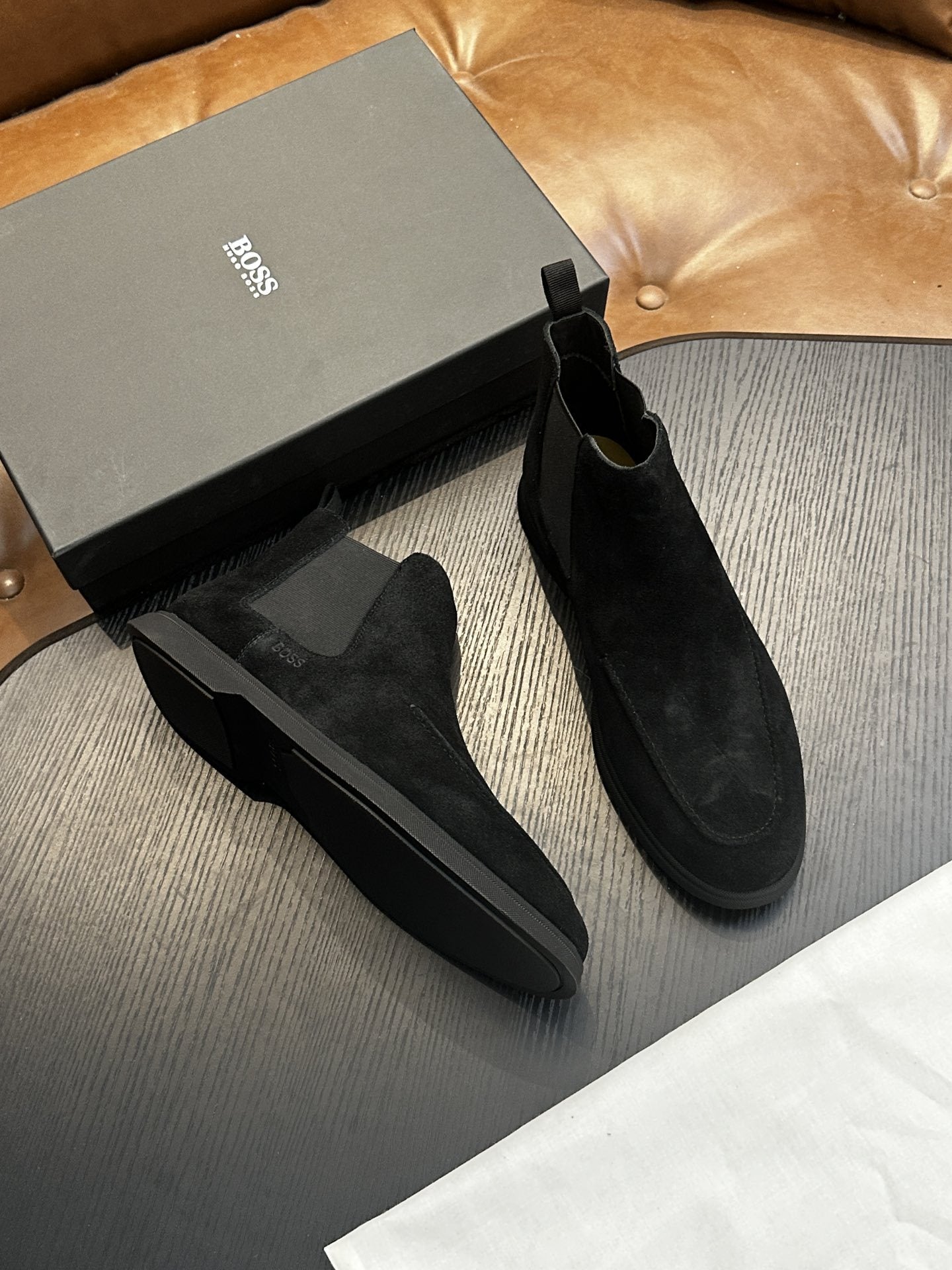 Calzatura Casual in Primo Fiore con Sistema Shock-Absorption e Design Leather Splicing
