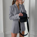 Completo Tailleur con Minigonna a Spacco e Giacca Strutturata