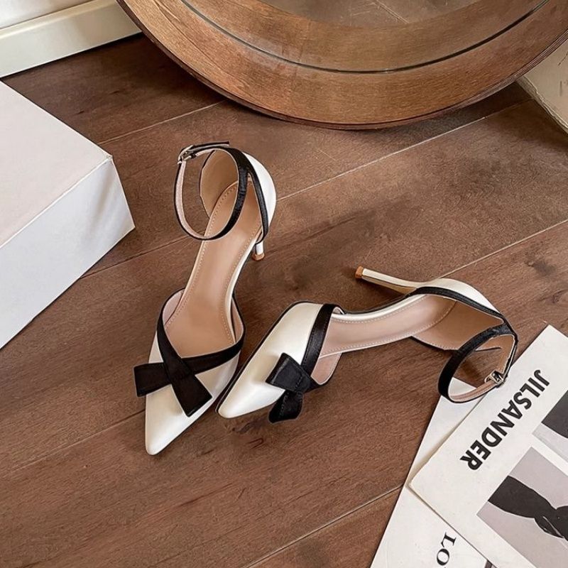 Tacco a Punta in PU-Luxe con Design Traforato e Tacco High-Glam