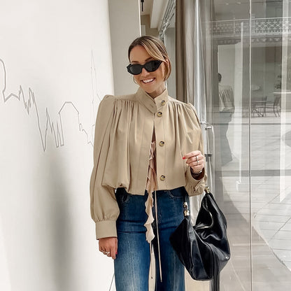 Trench Coat Leggero con Collo a Listino e Dettagli Plissé
