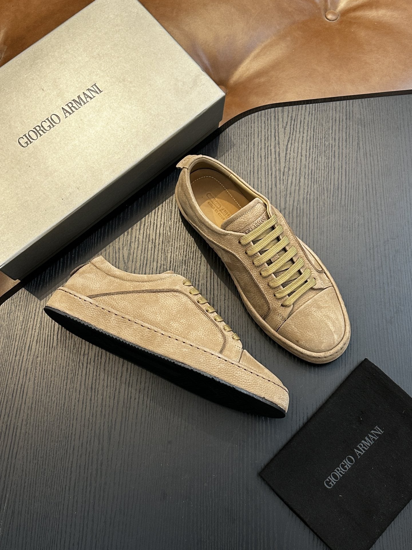 Calzatura Casual in Primo Fiore con Sistema Shock-Absorption e Design Front-Tie