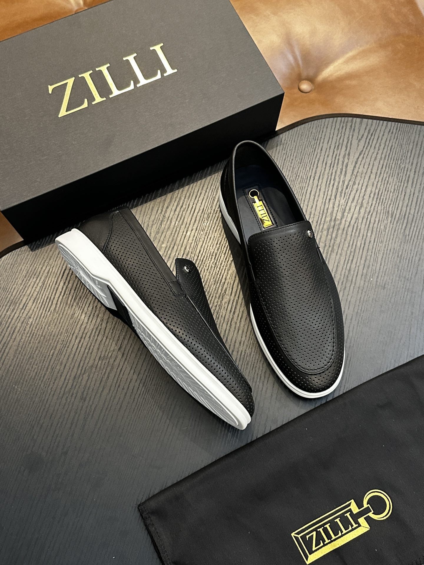 Calzatura Casual in Primo Fiore con Sistema Shock-Absorption e Silhouette Sleeves/Shoes