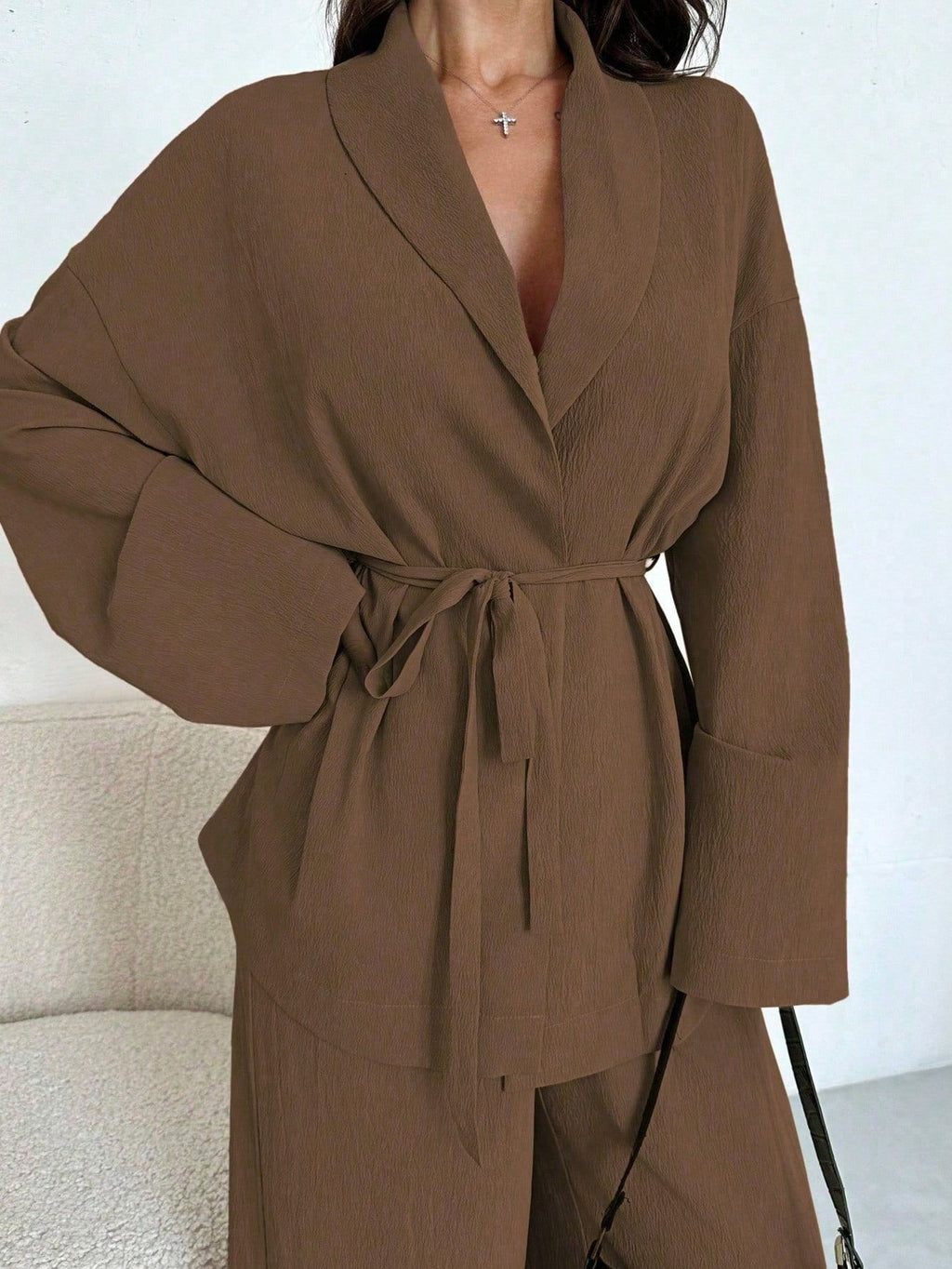 Completo Casual in Tinta Unita con Camicia Strutturata e Taglio Relaxed
