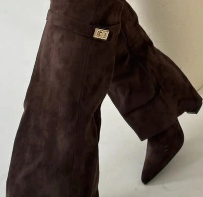 Stivali Alti "Super High" a Punta – Fashion Boots con Tacco Largo e Dettagli Metal