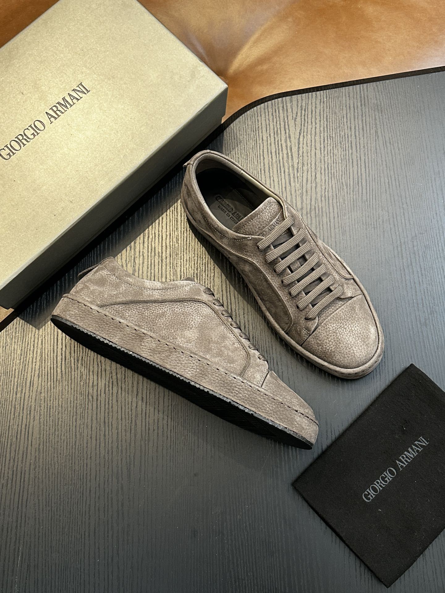 Calzatura Casual in Primo Fiore con Sistema Shock-Absorption e Design Front-Tie