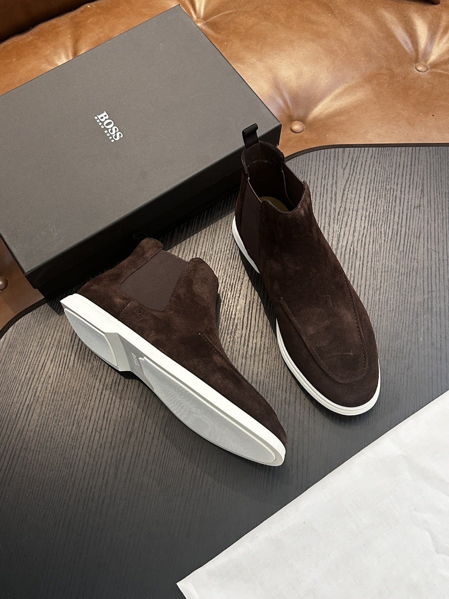 Calzatura Casual in Primo Fiore con Sistema Shock-Absorption e Design Leather Splicing