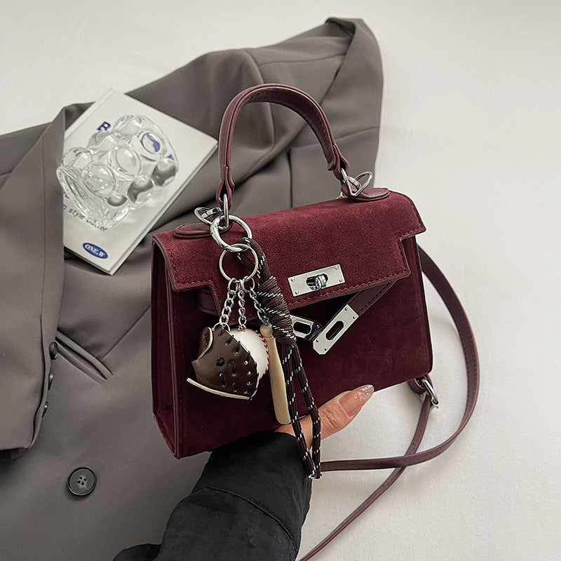 Kelly Bag "Vertical Square" con Chiusura a Scatto e Dettaglio Pendant Personalizzabile