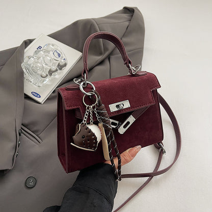Kelly Bag "Vertical Square" con Chiusura a Scatto e Dettaglio Pendant Personalizzabile
