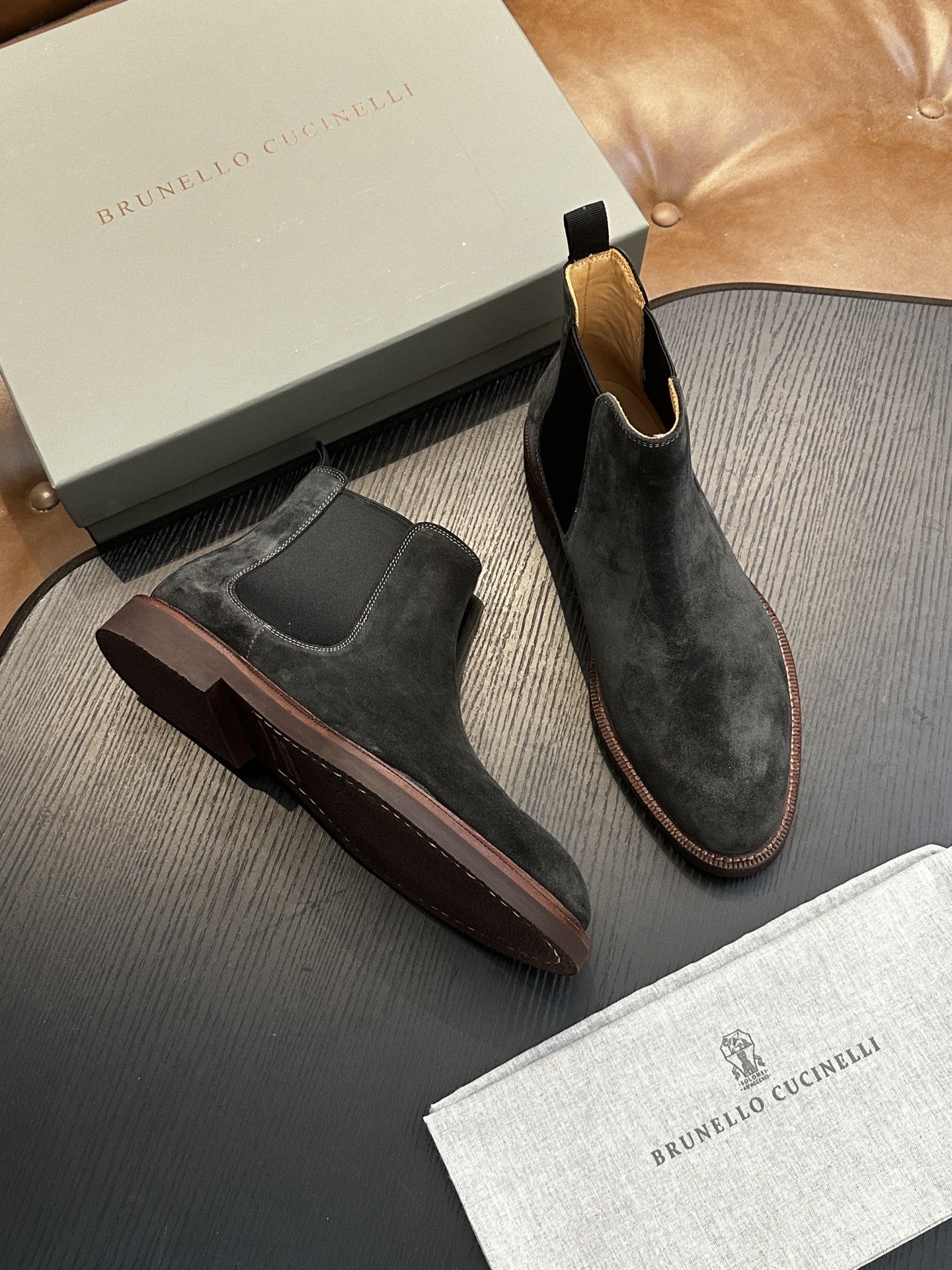 Calzatura Casual in Primo Fiore con Sistema Shock-Absorption e Design Leather Splicing
