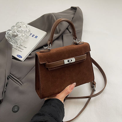 Kelly Bag "Vertical Square" con Chiusura a Scatto e Dettaglio Pendant Personalizzabile